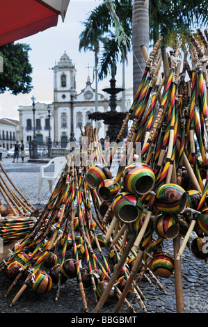 Traditionelles Instrument Birimbao und Kirche Igreja da Ordem Terceira de São Domingos auf dem Platz Torreio de Jesus, Salvador, B Stockfoto