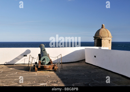 Kanone und beobachten So Turm in Festung Forte de Santo Antonio da Barra, Salvador, Bahia, Brasilien, UNESCO-Weltkulturerbe Stockfoto