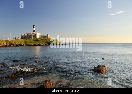 Forte de Santo Antonio da Barra Festung mit Farol da Barra Leuchtturm, Salvador, Bahia, UNESCO World Heritage Site, Brasilien, S Stockfoto