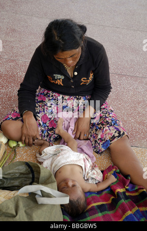 Mutter mit seinem Baby in einer Straße von Phnom Penh, Kambodscha Stockfoto