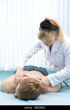 Mann im Salon empfangen massage Stockfoto