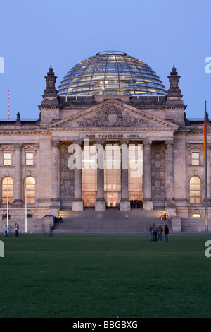 Reichstag Parlamentsgebäude mit Glaskuppel und Westportal gesehen von der großen Wiese, Platz der Republik Platz, Berlin, Keim Stockfoto