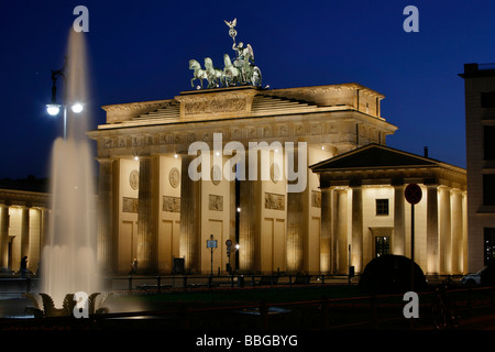 Brandenburger Tor und Brunnen auf dem Pariser Platz Platz bei Dämmerung, Berlin, Deutschland, Europa Stockfoto