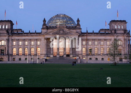 Reichstag Parlamentsgebäude mit Glaskuppel und Westportal gesehen von der großen Wiese, Platz der Republik Platz, Berlin, Keim Stockfoto