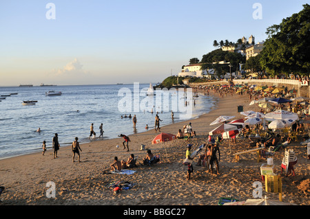 Belebten Strand von Porto da Barra, Salvador, Bahia, Brasilien, Südamerika Stockfoto