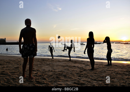 Fußball bei Sonnenuntergang am Strand von Porto da Barra, Salvador, Bahia, Brasilien, Südamerika Stockfoto