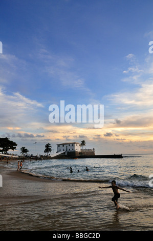 Sonnenuntergang am Strand von Porto da Barra und Forte Santa Maria Festung, Salvador, Bahia, Brasilien, Südamerika Stockfoto