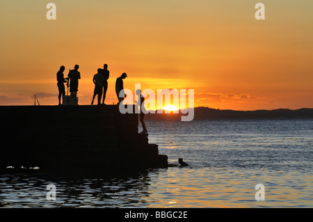 Sonnenuntergang am alten Hafen von Porto da Barra, Salvador, Bahia, Brasilien, Südamerika Stockfoto