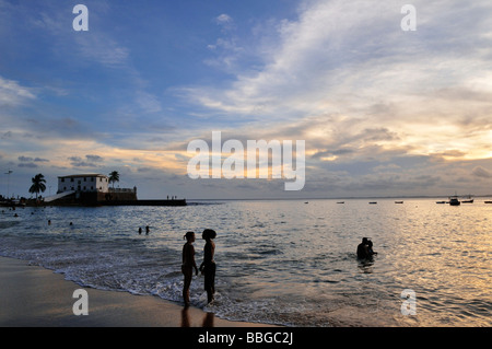 Sonnenuntergang am Strand von Porto da Barra und Forte Santa Maria Festung, Salvador, Bahia, Brasilien, Südamerika Stockfoto