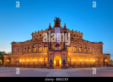 Nachtaufnahme, beleuchtete Semperoper Opernhaus mit Fahnen, Theaterplatz Quadrat, Dresden, Freistaat Sachsen, Deutschland, Europa Stockfoto