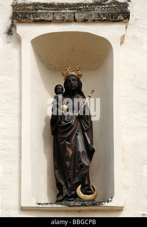 Aus Holz geschnitzte Heilige Maria mit Kind in einer Nische, Kinding, Oberbayern, Deutschland, Europa Stockfoto