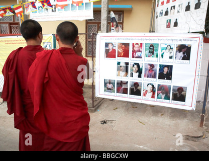 Buddhistischer Mönch Lesung über die Opfer In Tibet Bylakuppe Karnataka Indien Stockfoto