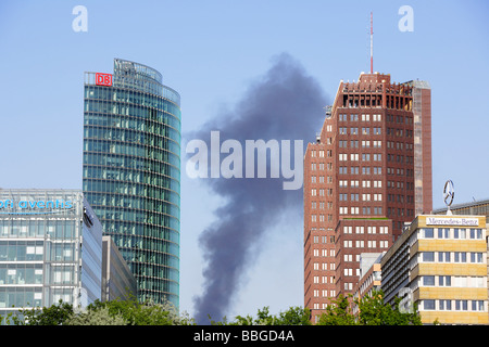 Rauchwolke nach einem Brand in einem Bus über dem Potsdamer Platz quadratisch, mit Bahn Tower DB der Deutschen Bahn und Kollhoff-Tower Himmel Stockfoto