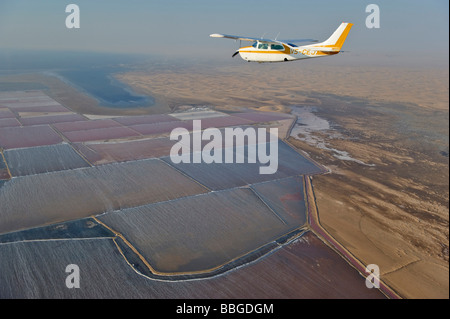 Flugzeug über die Salinen bei Walvisbucht, Luftbild, Namibia, Afrika Stockfoto