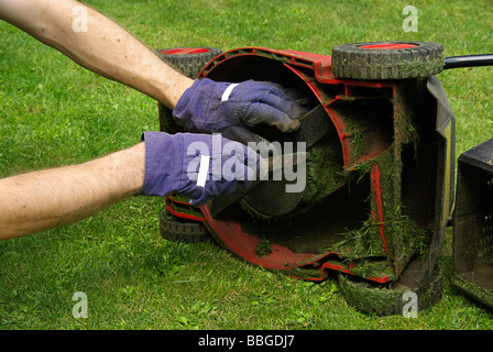 Rasenmäher-Säubern-Rasenmäher 02 Stockfoto