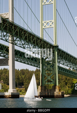 Segelboot segelt unter die Tacoma-Narrows-Brücke in Washingtons Puget Sound. Stockfoto