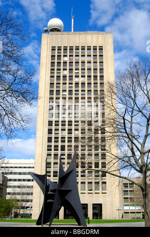 Das große Segel-Skulptur von Alexander Calder vor dem Grün, Gebäude, Gebäude 54, McDermott vor Gericht auf dem Campus der der Stockfoto