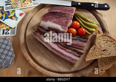 Schwarzwälder Schinken mit Spielkarten Stockfoto