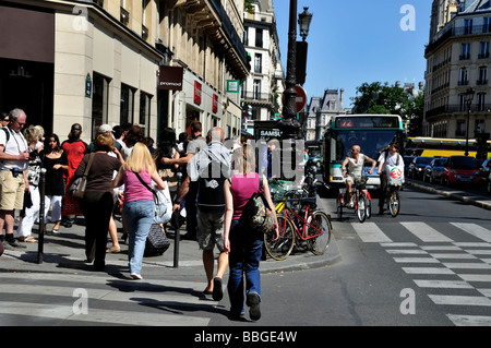 Paris, Frankreich, Pariser Straßenmassen, Einkaufszene, Einkaufsbummel in der Rue de Rivoli Center City, Leute in den Straßen von Paris, Geschäfte, lebhaft Stockfoto