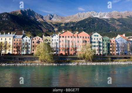 Mariahilf, Häuserzeile im Herbst, Inn Fluss der Alpen, Karwendel, Old Town, Innsbruck, Inn Tal, Tirol, Österreich, Europa Stockfoto