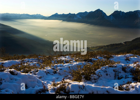 Smog und Dunst über dem Inntal in Winter, Nord-Tirol, Österreich, Europa Stockfoto