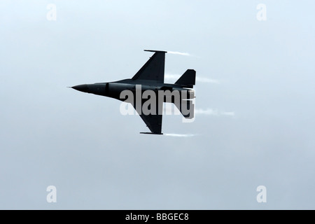 F 16 Fighting Falcon mit Dampf Kondenswasser von den Flügeln Stockfoto