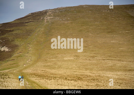 Zwei Wanderer auf dem Wanderweg führt von Robinson, Hindscarth, Lake District. Stockfoto