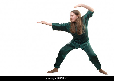 Junges Mädchen Training Kampfkünste zu isolieren, auf weiß Stockfoto