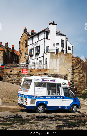 Eiswagen auf Helling vor The Bay Hotel in Robin Hoods Bay. North Yorkshire, England, Vereinigtes Königreich. Stockfoto