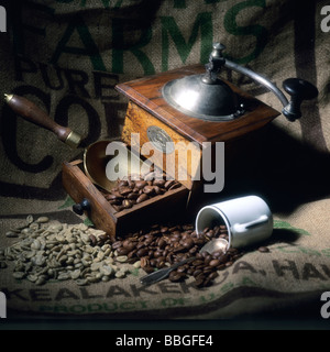 Alte mechanische Kaffeemühle und Kaffeebohnen Stockfoto