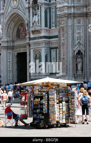 Postkarte-Stall vor der Kathedrale, der Dom Santa Maria del Fiore in Florenz, Italien. Stockfoto