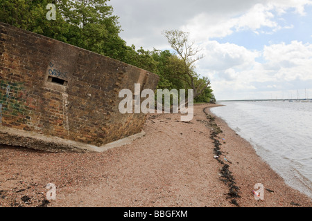 Eine reduzierte Kriegszeit Pillendose auf dem Saxon Shore Weg bei Upnor Kent UK Stockfoto