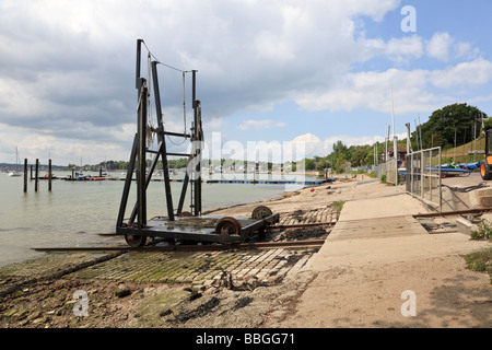 Eine startende Wiege sitzt auf der Festplatte im Medway Yacht Club auf den Fluss Medway bei Upnor Kent UK Stockfoto