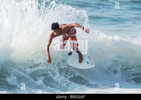 Skimboarder auf einer Welle Stockfoto