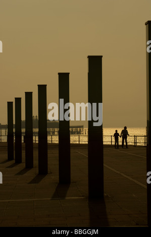 Eine Silhouette am Meer Blick auf ein paar wenige Vergangenheit der "Stream" Kunst Eintropfen in St Leonards mit Hastings Pier hinter sich. England, ca. 1990 Stockfoto