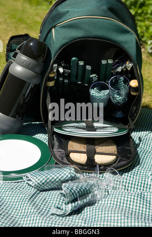 Ein Picknick-Rucksack behindern Satz außerhalb auf ein aufgegebenes grüne Tablecoth England Stockfoto