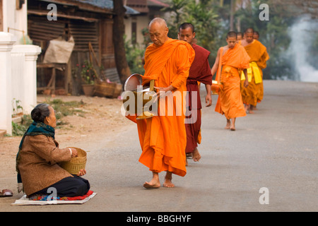 Buddhistische Mönche Los Almsround, Laos, Luang Prabang Stockfoto