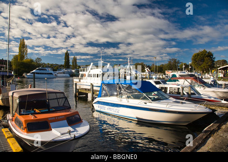 Boot vor Anker bei Taupo Marina Nordinsel Neuseeland Stockfoto