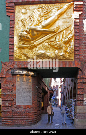 goldenen Relief Der Lichtbringer am Eingang zum Boettcherstrasse, Bremen, Norddeutschland Stockfoto