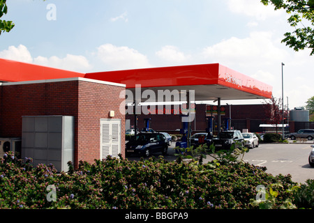 Tankstelle Garage Kraftstoff austritt Sainsburys in der Nähe von Arnold Mansfield Road Daybrook Elternteil und Kind Parkplatz Behinderte Parkplatz abholen Punkt Benzin Taken von öffentlichen Straßen Stockfoto