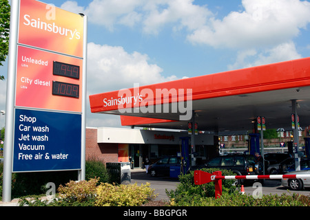 Tankstelle Garge Kraftstoff austritt Sainsburys in der Nähe von Arnold Mansfield Road Daybrook Elternteil und Kind Parkplatz Behinderte Parkplatz abholen Punkt Benzin Taken von öffentlichen Straßen Stockfoto