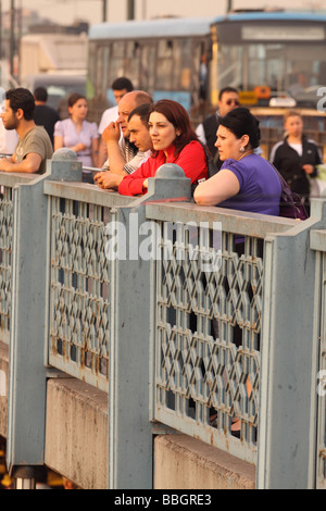 Istanbul Türkei türkischen einheimischen Frauen stehen am Abend den Sonnenuntergang auf der belebten Galata-Brücke Stockfoto