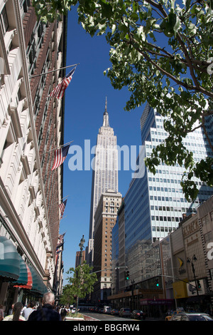 Ansicht der 34th Street in New York City, New York, Blick nach Osten vom Herald Square in Richtung Empire State Building. Stockfoto