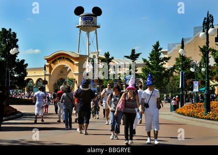 Chessy, Frankreich, Freizeitparks, Große Menschenmengen, Wandern, Teenager Besuchen Disneyland Paris, Eingang 'Walt Disney Studios' Stockfoto