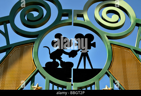 Frankreich, Themenparks, Detail Disneyland Paris, Eingangstor mit 'Mickey Mouse' Symbol Walt Disney Studios Stockfoto