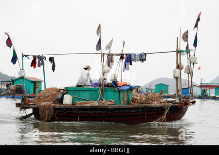Vietnamesische Fischerboot und schwimmenden Dorf, Cat-Ba-Insel, [Halong Bay], Vietnam [Südostasien] Stockfoto