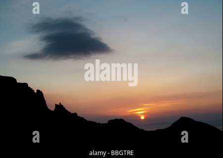 Quirang Sonnenaufgang Silhouette, Staffin, Isle Of Skye, Schottland Stockfoto