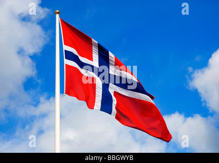 Norwegische Flagge im Wind während der norwegische Nationalfeiertag in der schönen Stadt Bergen schweben. (17. Mai) Stockfoto