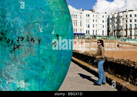 Teil einer Skulptur auf Brighton Seafront. Stockfoto