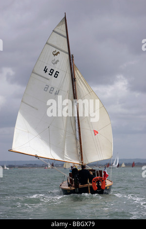 Kleine hölzerne Segelschiff segeln mit dem Wind, Golfe du Morbihan, Frankreich Stockfoto
